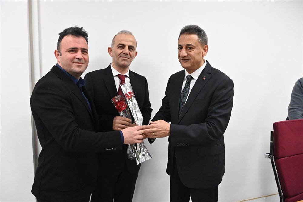 Valimiz Sayın Erol Karaömeroğlu, hastanemizi ziyaret ederek, sağlık çalışanlarımızın 14 Mart Tıp Bayramını kutladı.